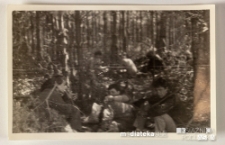 Młodzież wypoczywająca wśród drzew po ciężkiej pracy