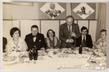 Pary ucztujące przy stole podczas balu, Białystok, Technikum Kolejowe w Starosielcach