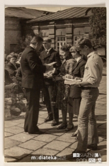 Uroczystość z okazji zakończenia roku szkolnego 1982/1983 - wręczenie świadectw i kwiatów, Białystok, Technikum Kolejowe w Starosielcach