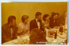 Pary siedzące przy stole podczas balu, Białystok, Technikum Kolejowe w Starosielcach
