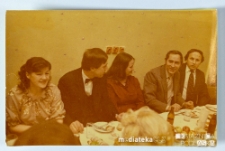 Pary siedzące przy stole podczas balu, Białystok, Technikum Kolejowe w Starosielcach