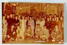 Zdjęcie grupowe uczestnik&oacute;w balu, Białystok, Technikum Kolejowe w Starosielcach