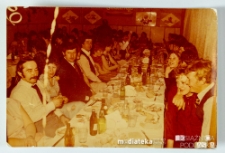Uczestnicy balu siedzący przy stole, Białystok, Technikum Kolejowe w Starosielcach
