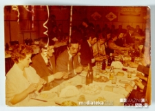 Uczestnicy balu siedzący przy stole, Białystok, Technikum Kolejowe w Starosielcach