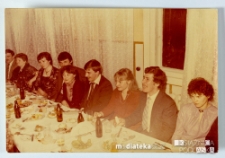 Uczestnicy balu siedzący przy stole, Białystok, Technikum Kolejowe w Starosielcach