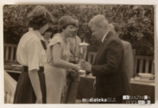 Wręczenie nagród podczas uroczystości szkolnej, Białystok, Technikum Kolejowe w Starosielcach, czerwiec 1986 r.