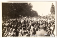 Zgromadzenie ludzi z flagami