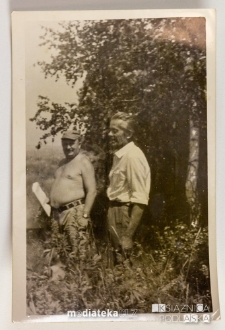 Dwóch mężczyzn na tle drzew