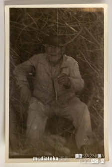 Starszy mężczyzna wypoczywający w cieniu