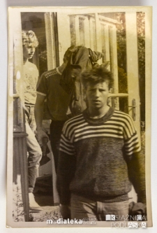 Trzech nastolatków wychodzących z drewnianego domu