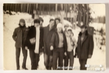 Grupa ludzi na tle ośnieżonego krajobrazu