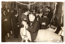 Pary tańczące podczas balu, Białystok, Technikum Kolejowe w Starosielcach