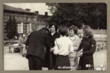 Uroczyste wręczenie świadectw i kwiatów z okazji zakończenia roku szkolnego 1979/1980, Białystok, Technikum Kolejowe w Starosielcach