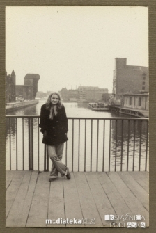 Dziewczyna pozująca do zdjęcia na moście z Bramą Żuraw w tle, Gdańsk