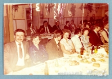 Pary siedzące przy stole podczas balu, Białystok, Starosielce