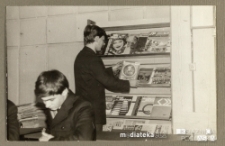 Chłopcy w czytelni, Białystok, Technikum Kolejowe w Starosielcach, 1986 r.