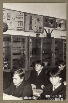 Chłopcy siedzący w ławkach, Białystok, Technikum Kolejowe w Starosielcach, 1986 r.