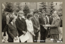 Uroczyste pożegnanie absolwentów, wręczenie świadectw i kwiatów, Białystok, Technikum Kolejowe w Starosielcach, 1986 r.