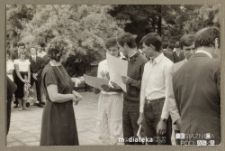 Uroczyste pożegnanie absolwentów, wręczenie świadectw i kwiatów, Białystok, Technikum Kolejowe w Starosielcach, 1986 r.