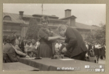 Uroczysty apel na szkolnym placu, Białystok, Technikum Kolejowe w Starosielcach, czerwiec 1981 r.