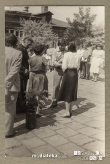 Uroczysty apel na szkolnym placu, Białystok, Technikum Kolejowe w Starosielcach, 1982 r.