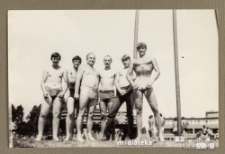 Mężczyźni pozujący do zdjęcia bez koszul