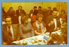 Pary siedzące przy stole podczas balu, Białystok, Starosielce