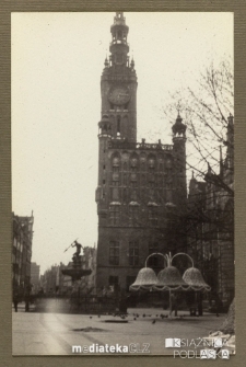 Rynek Starego Miasta w Gdańsku z Ratuszem i fontanną Neptuna
