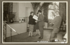 Uroczyste wręczenie dyplomu nauczycielce podczas szkolnej uroczystości, Białystok, Technikum Kolejowe w Starosielcach