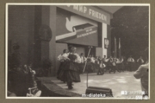 Pokaz tańca zespołu ludowego podczas koncertu z okazji 35-lecia Przyjaźni i Współpracy PRL i NRD (1950-1985)