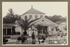 Starsi ludzie przed zabytkowym budynkiem we Franciszkowych Łaźniach