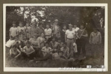 Mężczyźni i chłopcy pozujący do zdjęcia w czasie przerwy w pracy