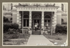 Chłopcy wychodzący z budynku