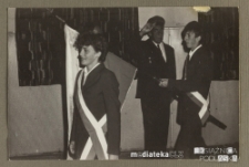 Sztandar podczas uroczystości pożegnania trzecich klas, Białystok, Technikum Kolejowe w Starosielcach, 1983 r.
