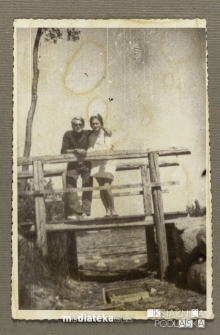 Para pozująca do zdjęcia na mostku, PGR Kociołek, 1973 r.