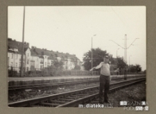 Mężczyzna stojący przy torach