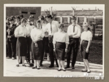 Uczniowie podczas uroczystości z okazji zakończenia roku szkolnego 1988/1989, Białystok, Technikum Kolejowe w Starosielcach