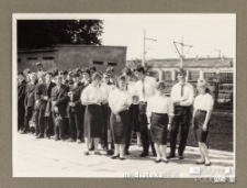 Uczniowie podczas uroczystości z okazji zakończenia roku szkolnego 1988/1989, Białystok, Technikum Kolejowe w Starosielcach