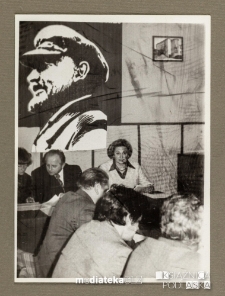 Ludzie siedzący przy stole podczas zebrania