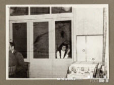 Kobieta siedząca za drzwiami