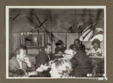 Ludzie siedzący przy stole podczas zebrania