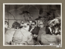 Ludzie siedzący przy stole podczas zebrania