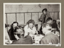 Ludzie jedzący obiad w przerwie zebrania