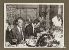 Ludzie jedzący obiad w przerwie zebrania