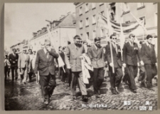 Uroczysty pochód ulicami miasta