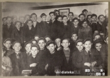 Grupa chłopców pozujących do zdjęcia w klasie