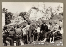 Grupa ludzi na wycieczce oglądająca skały