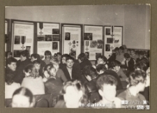 Uroczystość z okazji Dnia Zwycięstwa - wystawa plakatów, Białystok, Technikum Kolejowe w Starosielcach, 10 maja 1985 r.