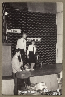 Wystąpienie uczniów na uroczystości z okazji Dnia Nauczyciela, Białystok, Technikum Kolejowe w Starosielcach, 1985 r.