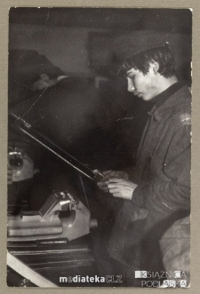 Mężczyzna pracujący w warsztacie